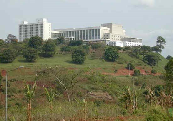 Risque de glissement de terrain et voisinage dangereux pour le Palais des Congrès de Yaoundé