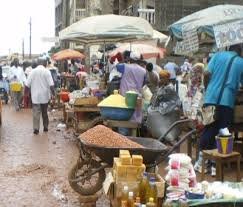 Les commerçants envahissent les trottoirs dans la ville de Yaoundé