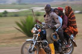Quatre personnes sur une moto à Yaoundé